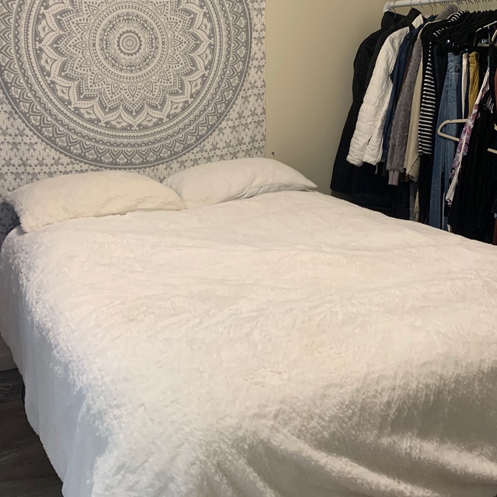 Ugg Charlie’s faux fur 3 piece full/queen comforter set in snow